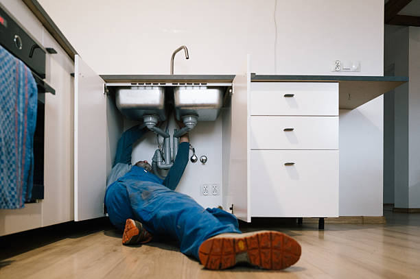 Professional Emergency Plumber technician working in Conroe, TX